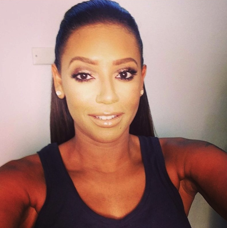 Mel B skimmrar i bronze. Mel B skimmrar i bronze.